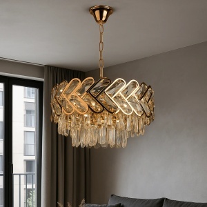 Lustră aurie modernă cu cristale și design geometric suspendată într-un living elegant.