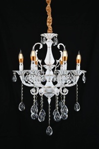 Candelabru elegant alb cu cristale și brațe ornamentale, perfect pentru un iluminat clasic și rafinat în living sau dining