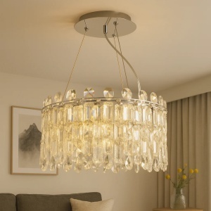 Candelabru elegant cu cristale transparente dispuse în trepte și structură metalică cromată