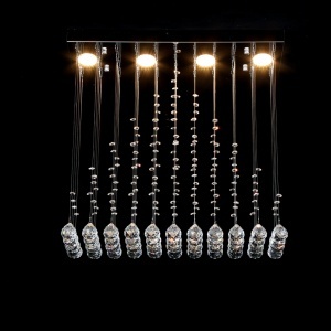 Candelabru modern cu cristale suspendate în linii verticale, oferind un efect luminos elegant și un decor sofisticat