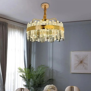 Candelabru modern auriu cu cristale lungi, transparente, iluminat cald și design elegant premium