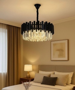 Lustră elegantă cu cristale și structură neagră, iluminat decorativ modern pentru dormitor