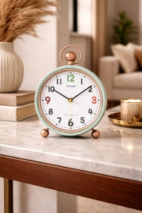 Ceas decorativ de masă cu stil minimalist și finisaj metalic