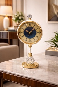 Ceas de masă elegant auriu cu bază cristal și design clasic decorativ
