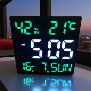Ceas digital modern cu LED alb-verde, dată, ziua săptămânii, temperatură și umiditate, perfect pentru living sau birou