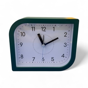 Ceas de masă analogic cu design modern și ramă verde, ideal pentru birou sau apartamente elegante