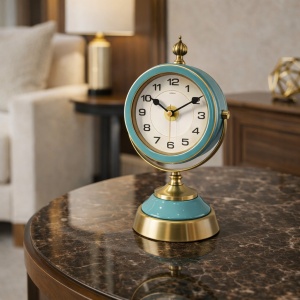 Ceas de masă vintage cu bază turcoaz și finisaj auriu, design clasic elegant