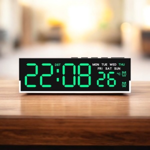 Ceas digital cu afișaj LED verde, funcție alarmă, temperatură și afișare ziua săptămânii.