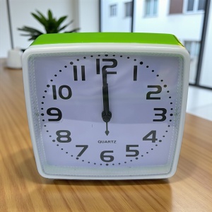 Ceas de masă analogic pătrat cu ramă alb-verde și cadran alb, ideal pentru dormitor sau birou