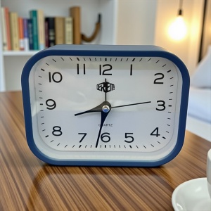 Ceas de masă analogic cu ramă albastră și cadran alb, ideal pentru dormitor sau birou