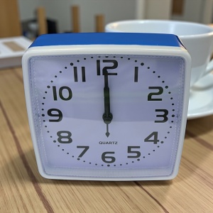 Ceas de masă analogic pătrat cu ramă alb-albastră și cadran alb, ideal pentru dormitor sau birou