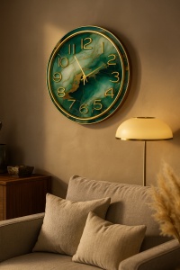 ceas decorativ rotund cu design artistic verde si auriu, mecanism silentios, geam ovalizat
