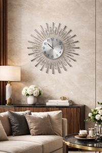 Ceas de perete decorativ cu design radial tip raze, cifre arabe negre și elemente strălucitoare dispuse circular