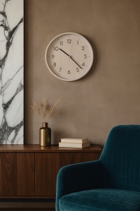 Ceas de perete modern rotund cu design minimalist și cifre mari, decor elegant pentru interior.
