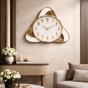 Ceas de perete modern auriu cu design geometric elegant pentru living