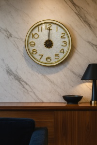 Ceas de perete rotund cu cadran alb și cifre aurii, ideal pentru living modern sau birou elegant
