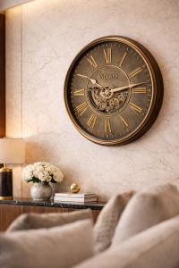Ceas de perete vintage cu cifre romane și mecanism decorativ tip antic, design rustic pentru decor interior