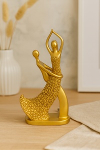 figurina aurie decorativă reprezentând un cuplu stilizat în dans, cu rochie texturată