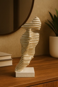 Statuetă abstractă albă cu accente aurii, ornament modern ce sugerează gestul de tăcere