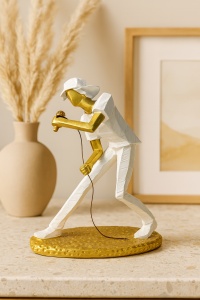 Figurină abstractă solist cântând la microfon, decor modern pe suport auriu