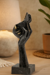 Ornament abstract negru, sculptură decorativă cu chip sprijinit în mână, pe suport negru