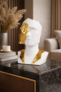 Statueta decorativa bust abstract alb cu mana aurie pe fata, simbol nu vad, figurina moderna pentru living