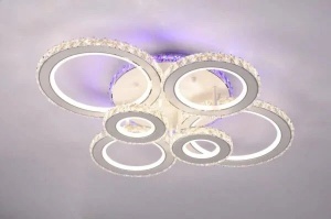 Lustră LED modernă cu cercuri cristaline și lumină ambientală mov, ideală pentru living sau dormitor