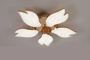 Lustră LED aurie cu cinci brațe în formă de petale, cu difuzoare cristalizate și lumină albă caldă