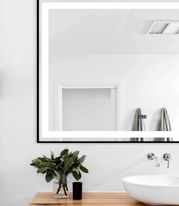 oglindă dreptunghiulară modernă cu iluminare LED integrată, afişaj digital pentru oră şi touch control, cu ramă neagră