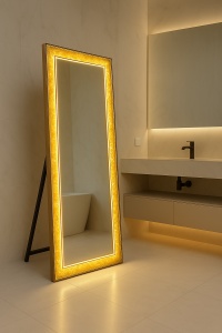 Oglindă decorativă înaltă cu iluminare LED caldă și cristale aurii, perfectă pentru living și holuri