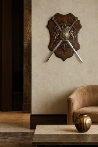 Decorațiune de perete stil medieval, scut heraldic decorativ cu două săbii încrucișate și emblemă centrală cu literă, design cavaleresc clasic