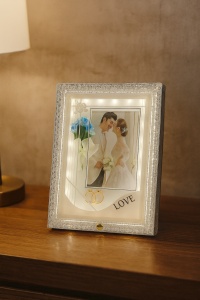Ramă foto luminoasă nuntă cu inscripția Love și verighete aurii