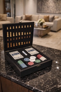 Set sah premium cu carti de joc, zaruri si jetoane poker in cutie eleganta