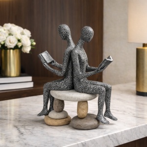 Statuetă decorativă modernă cu cuplu așezat spate în spate pe bancă, simbol al echilibrului și conexiunii