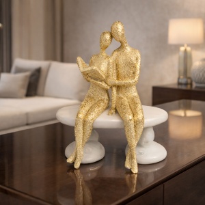 Statuetă decorativă cu cuplu îndrăgostit citind o carte, simbol al iubirii și armoniei