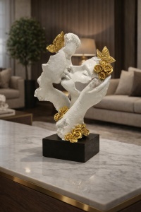 Obiect decorativ abstract – doi îndrăgostiți în sărut