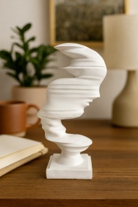 Figurină abstractă albă cu forme fluide, siluetă stilizată pe soclu pătrat