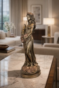 Figurină zeiță a prosperității, cu corn al abundenței plin de flori, pe soclu decorativ