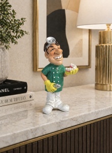 Statueta decorativa medic dentist cu instrumente, figurina haioasa pentru cabinet stomatologic