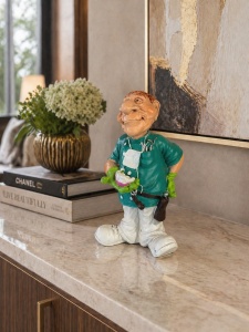 Statueta decorativa chirurg in uniforma verde, figurina haioasa pentru cabinet medical