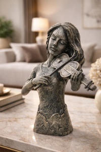 Statueta decorativa femeie cantand la vioara, sculptura artistica stil vintage