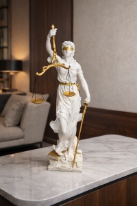 Statueta decorativa zeita Justitia cu balanta figurina simbol dreptate