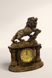 Ceas decorativ de birou cu statuetă leu, finisaj bronz antichizat, simbol al puterii și regalității