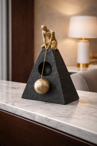 Statuetă decorativă Lupta cu Gândurile Interioare, figură umană aurie cu sferă simbolică, decor modern cu mesaj psihologic