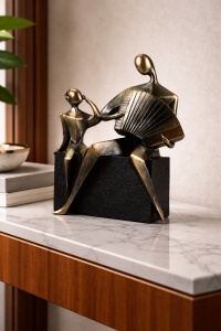 Statueta decorativa acordeonist cu copil, figurina moderna artistica pentru living