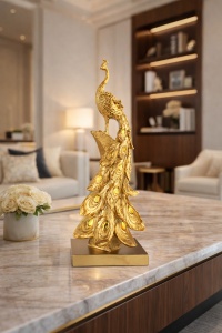 Statuetă decorativă cu păun, simbol al frumuseții, eleganței și prosperității
