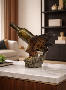 Suport decorativ pentru sticla de vin cu vultur, figurina eleganta