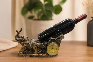 Suport decorativ pentru sticlă de vin cu elefant și ceas integrat, design elegant din rășinăSuport decorativ pentru sticlă de vin cu elefant și ceas integrat, design elegant din rășină