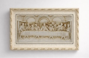 tablou relief bej reprezentând Cina cea de Taină, cu ramă decorativă sculptată în nuanțe deschise