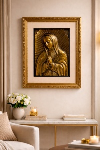 Tablou religios cu Sfânta Maria în relief auriu, ramă aurie ornamentală, decor elegant pentru perete
